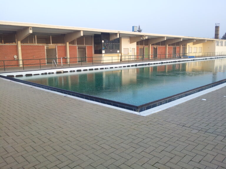 Altes Schwimmbecken im Jahr 2018.