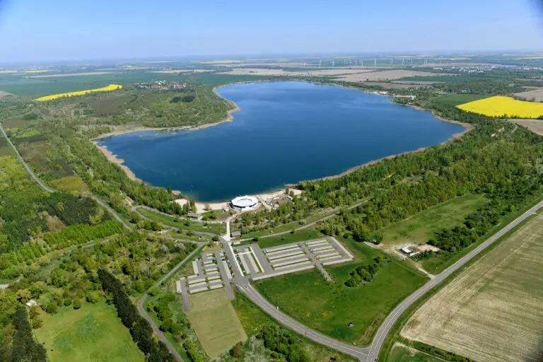 Der Schladitzer See mit der Seebühne am Biedermeierstrand.
