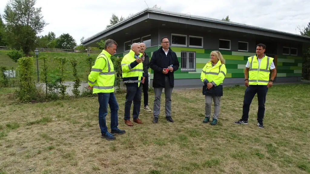 Die Teilnehmer der Befahrung am Biedermeierstrand: Dr. Robert Böhnke (LMBV), Bernd Sablotny (LMBV),Ralph Weidner (SMWA), StM. Dirk Panter (SMWA), Elke Kreische-König (LMBV), Arne Sander (LMBV) (v.l.n.r.).