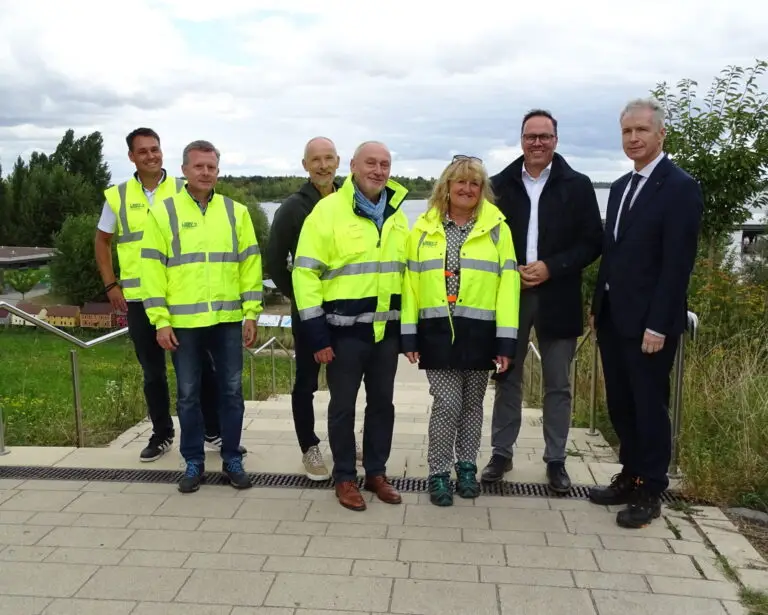 Die Vertreter von LMBV und SMWA am Biedermeierstrand.