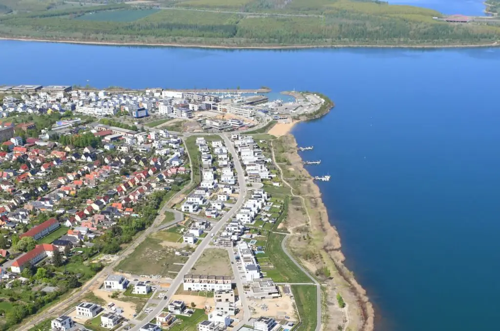 Zwenkauer Hafen mit neuer Service- und Überwachungsstation