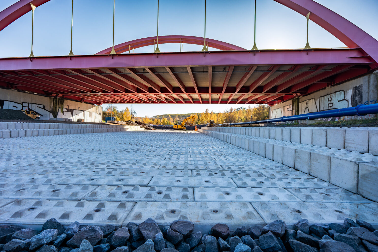 Auflastfilter mit LEGO-Betonsteinen unter der Autobahnbrücke (11/2025)