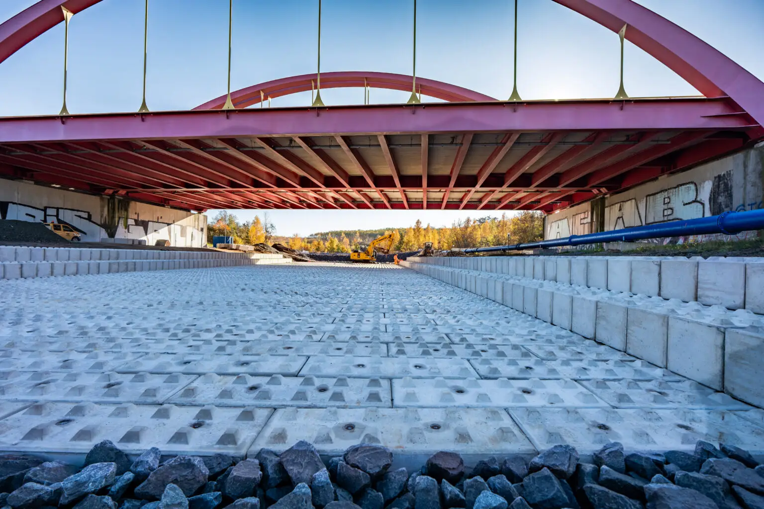 Auflastfilter mit LEGO-Betonsteinen unter der Autobahnbrücke (11/2025)