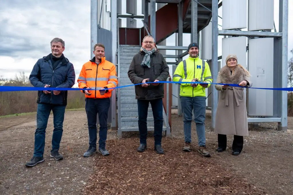 Der Turm ist eröffnet! Thomas Rösler von der LMBV (links) und Bürgermeister Frank Rösel (mitte) gaben zusammen mit Vertretern der Baufirmen Hornschuh GmbH und Baggerbetrieb Burkhardt GmbH den Turm offiziell frei.