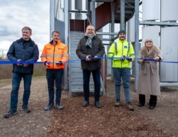 Der Turm ist eröffnet! Thomas Rösler von der LMBV (links) und Bürgermeister Frank Rösel (mitte) gaben zusammen mit Vertretern der Baufirmen Hornschuh GmbH und Baggerbetrieb Burkhardt GmbH den Turm offiziell frei.