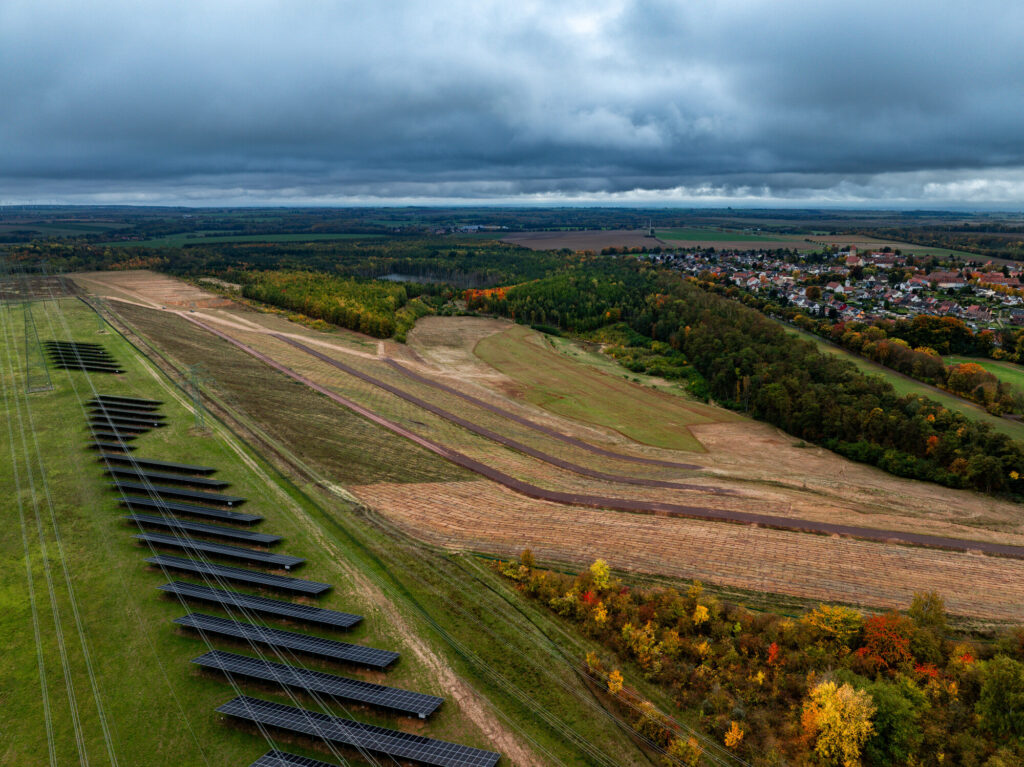 Lappwaldsee Westboeschung mit entstehenden Solarpark Drohne 0770 HDR