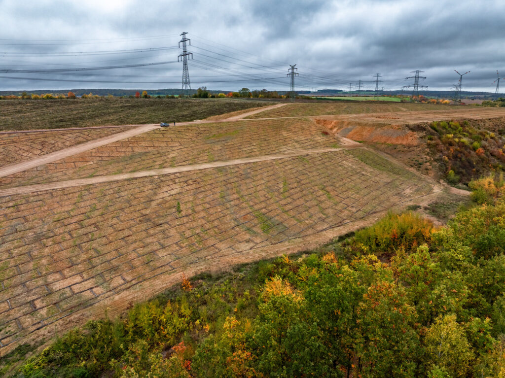 Suedwestboeschung mit Restmassenblock rechts Drohne 0755 HDR
