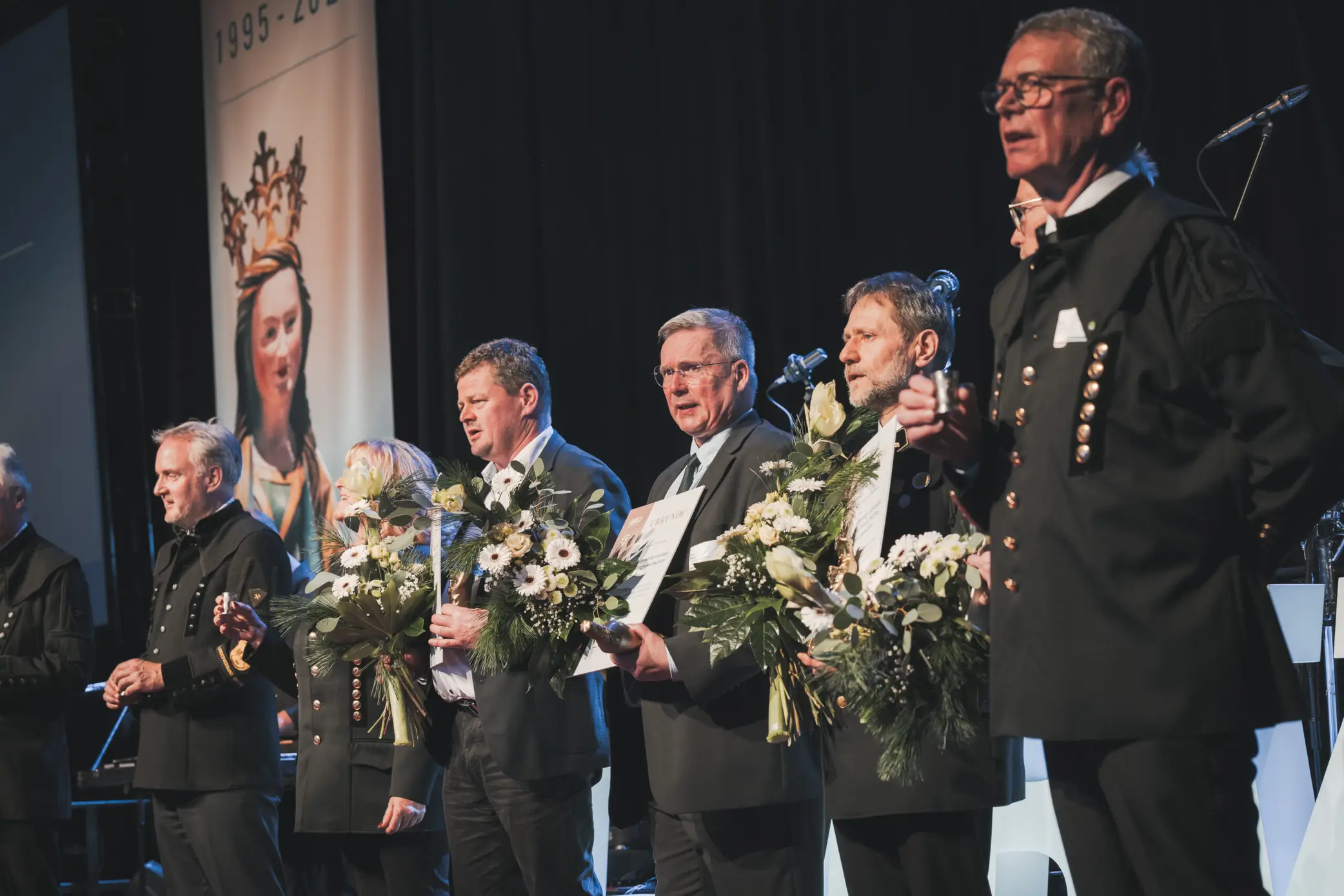 Nach der Zeremonie zu Ehren der Bergbehörden wurde im Saal das Steigerlied gemeinsam gesungen.