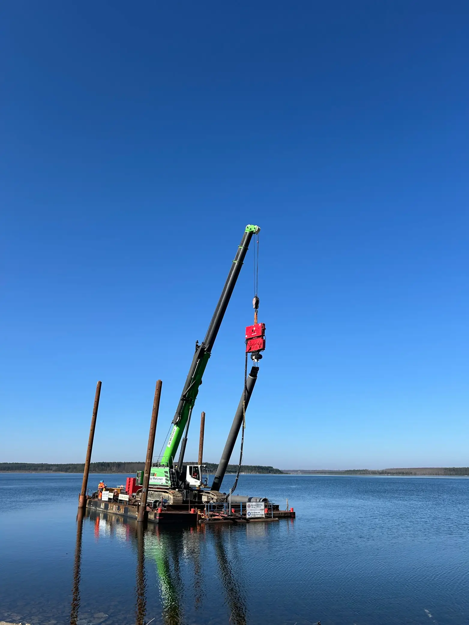 Bei ruhiger See konnte die erste Dalbe seeseitig zunächst angeschlagen werden.