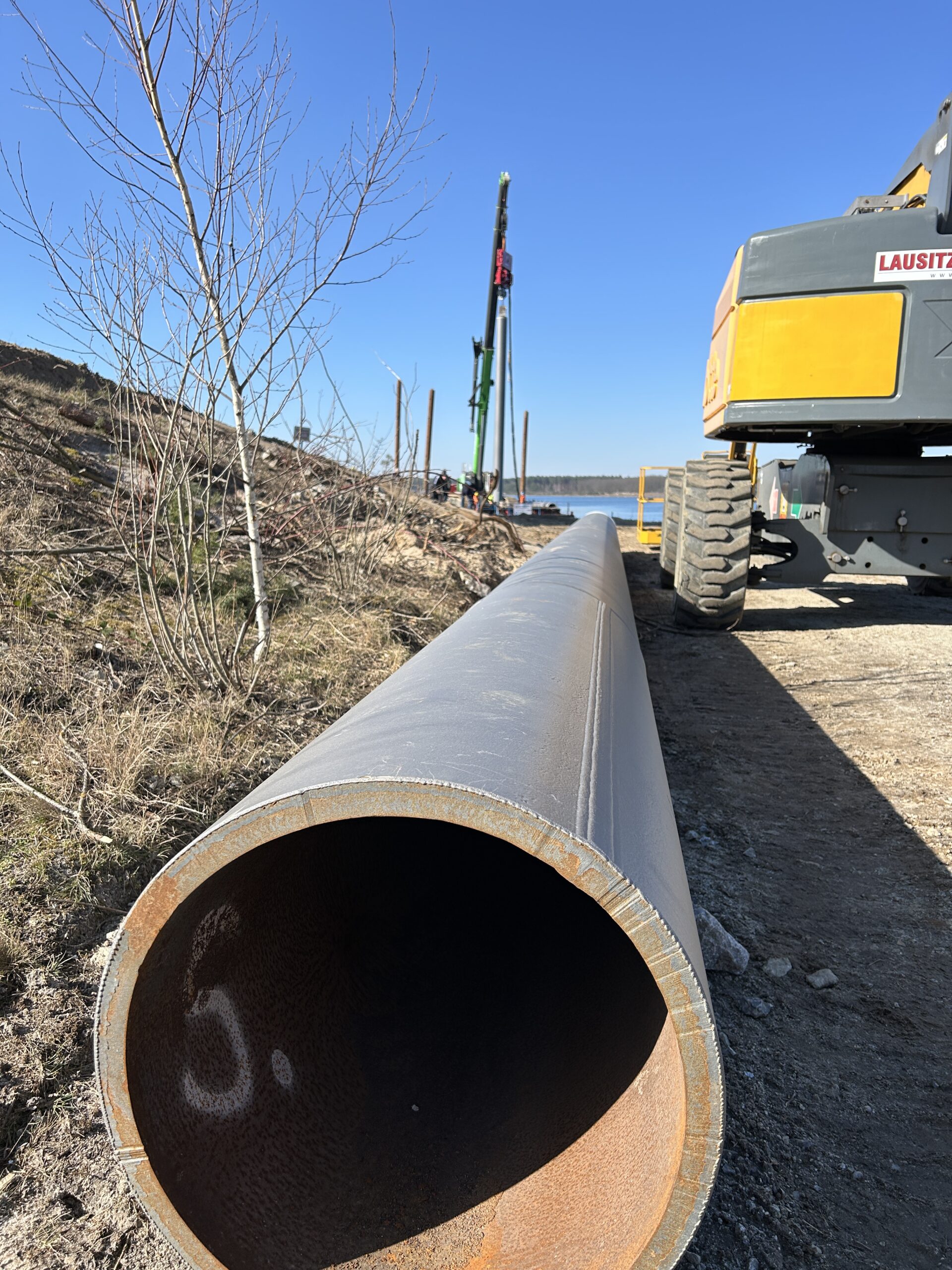Die seeseitigen Dalben haben eine Länge von 15 Meter und ein Gewicht von etwa 8.200 kg.