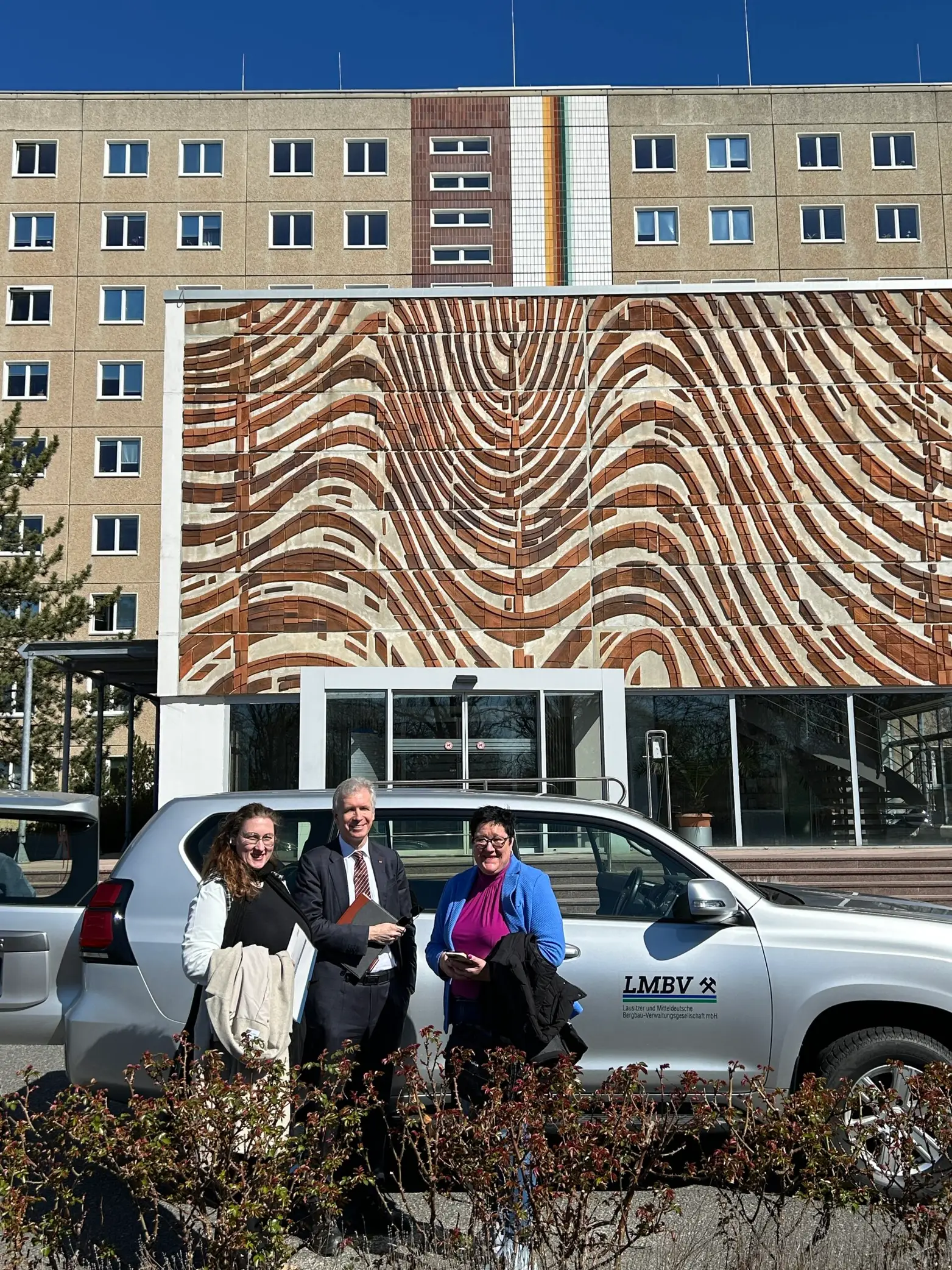 Bereit zur Befahrung im Jeep in das entstehende Lausitzer Seenland: MdB Kathrin Michel mit Torsten Safarik und Grit Hermersdorfer.