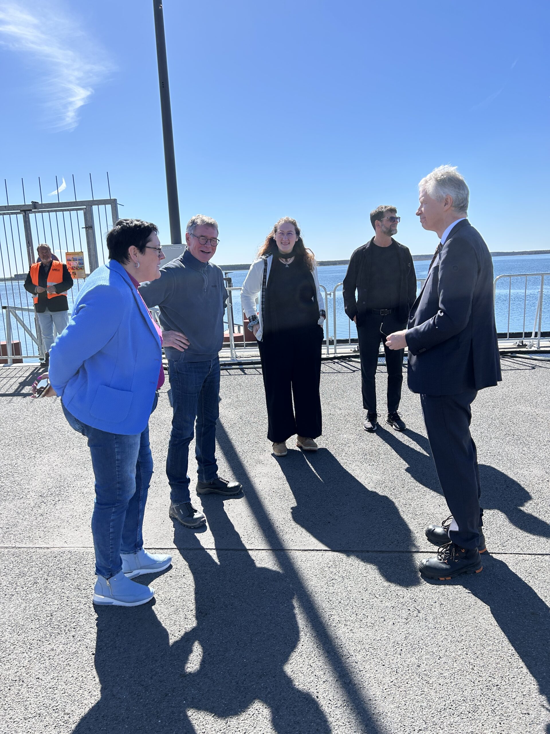 Torsten Safarik hat die volle Aufmerksamkeit der Abgeordneten und ihrer Mitarbeiter Grit Hermersdorfer und Harald Prause-Kosubeck.