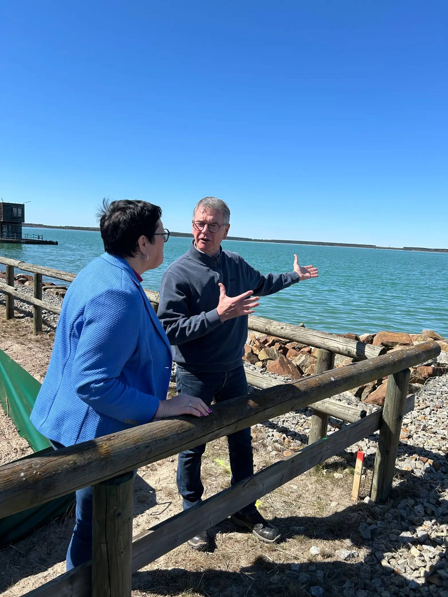 Gerd Richter erläutert MdB K. Michel die Herausforderungen am Partwitzer See