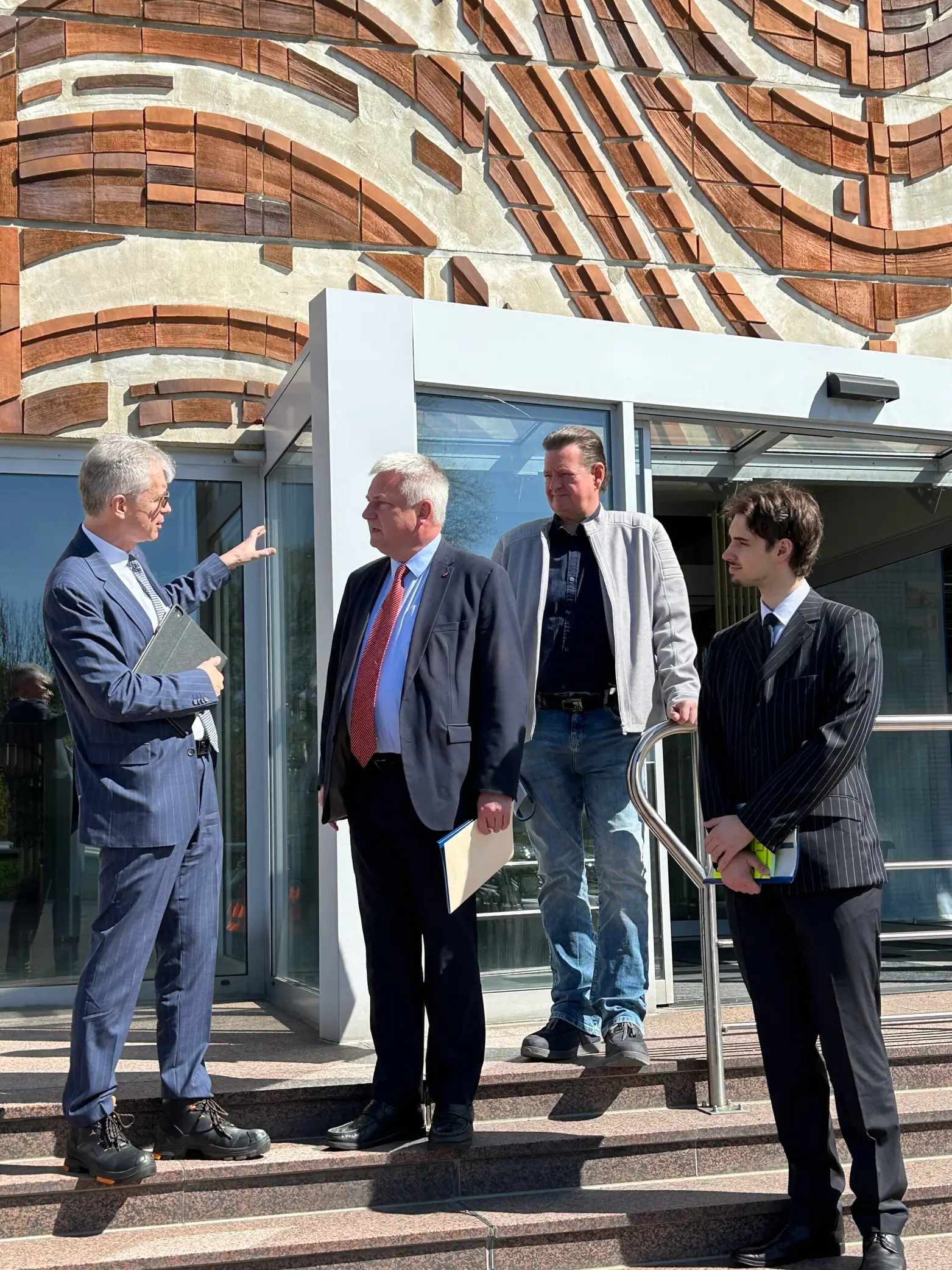 MdB Abraham mit Mitarbeitern im Gepräch mit T. Safarik bei der LMBV