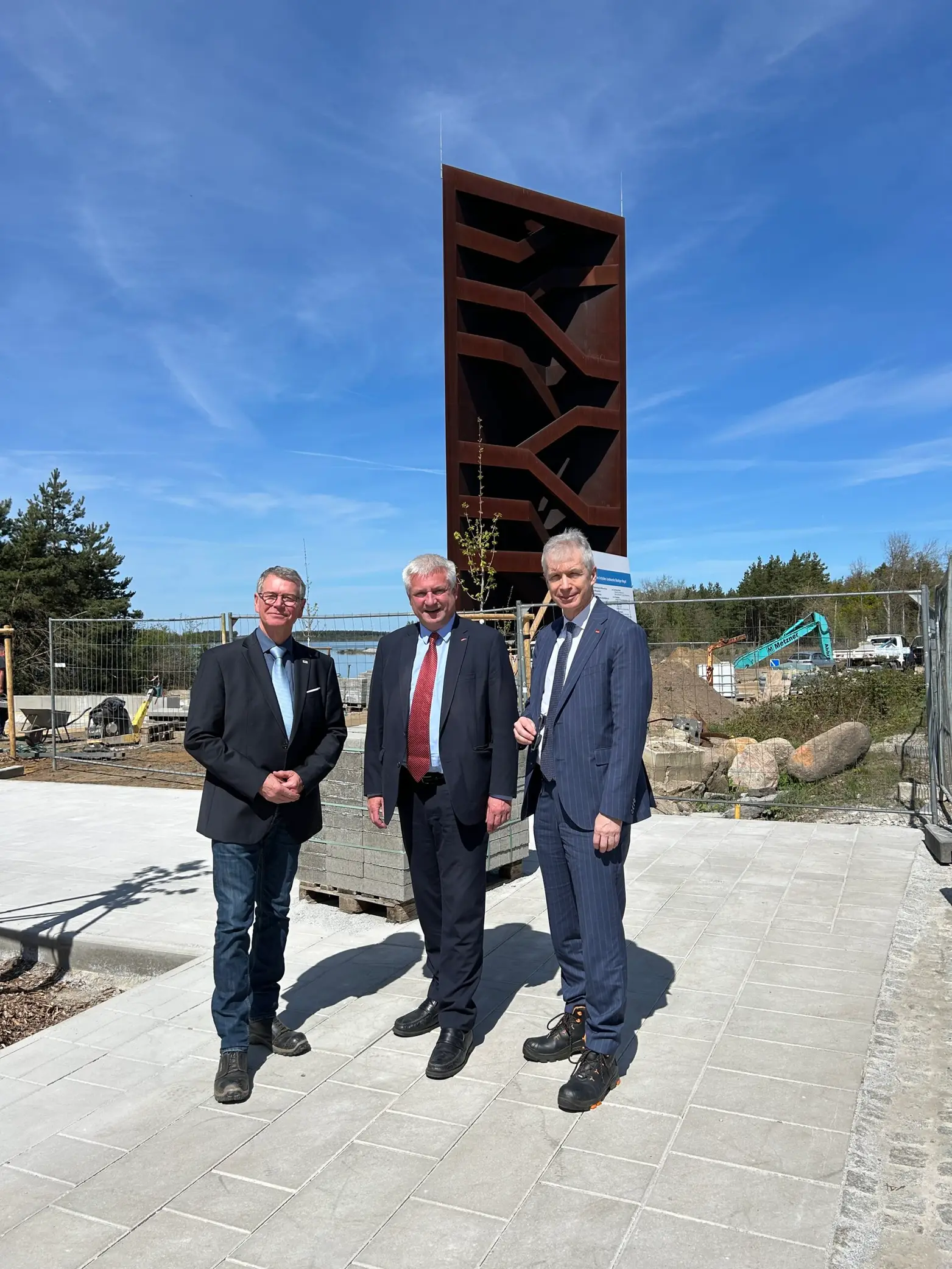 Vor dem Rostigen Nagel: MdB Knut Abraham mit Geschäftsführer Torsten Safarik und Bereichsleiter Gerd Richter.
