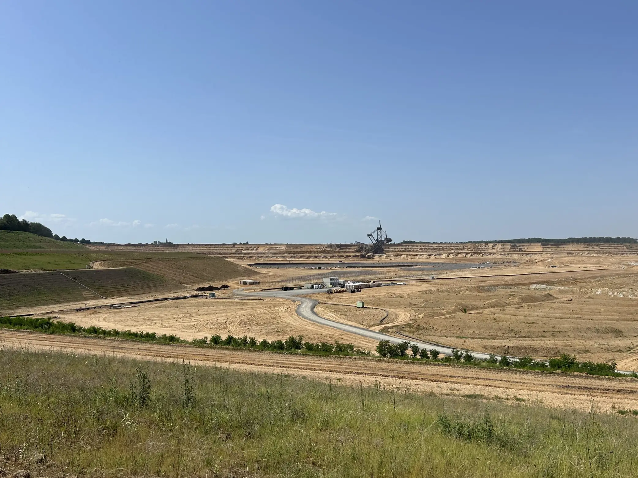 IMG 5350 Blick ueber Solarfeld zum Bagger 290 Hambach scaled
