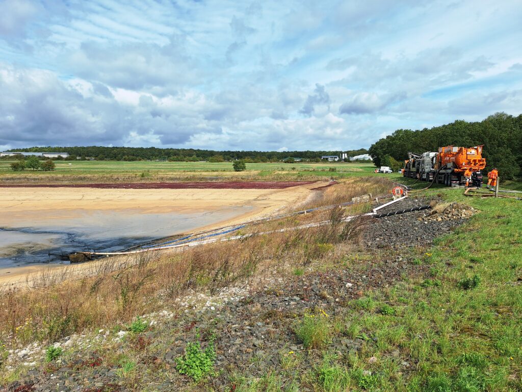 Der Auslaufbereich des Beckens wurde großflächig vom Schlamm befreit.