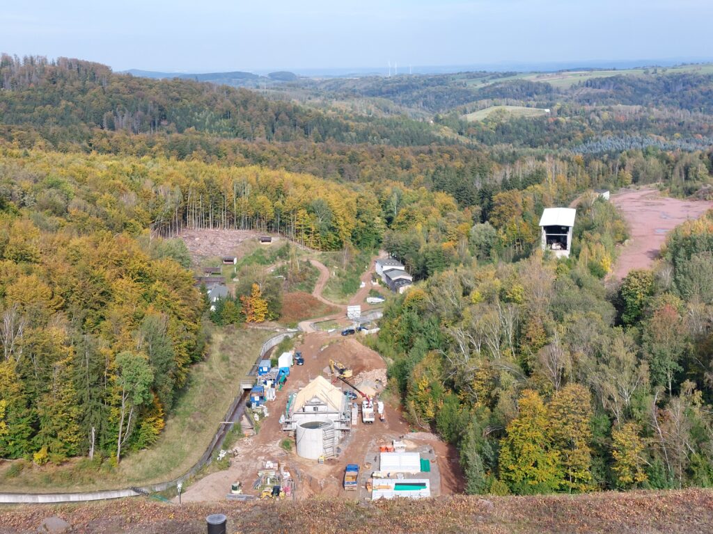 Blick von der Bielatalhalde über die Baustelle (Foto: LMBV/J. F.
