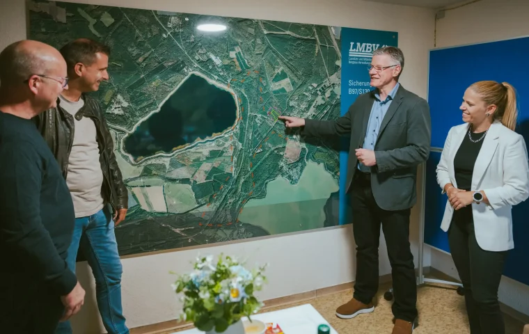 Vorstellung des Bürgerbüros in Burghammer in der Gemeinde Spreetal. v.l.n.r.: Uwe Lüders (Burghammer), Ortsvorsteher, Jens Wündrich (Gemeinde Spreetal), Steffen Kowalick und Jeannette Thomas (LMBV)