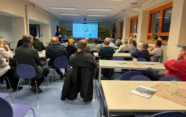 Knapp 30 Personen versammelten sich am Donnerstagabend zur Informationsveranstaltung der LMBV in der Grundschule Burgneudorf. (Foto: LMBV)